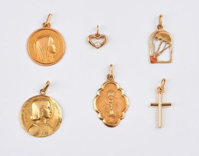 null Lot de six pendentifs en or jaune (750) :

- une médaille de Jeanne d'Arc, une...
