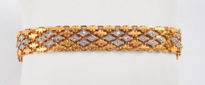null Bracelet en or jaune (750) orné de motifs de fleurs et de petits losanges ornés...