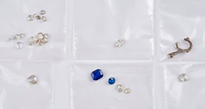 null Lot de pierres sur papier dont diamants taille ancienne et pierres bleues.

Lot...