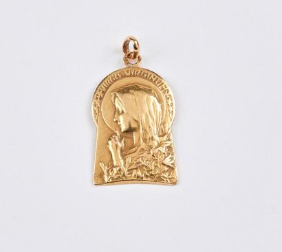 null Médaille de baptême en or jaune (750) au profil de la Vierge.

Monogrammée et...