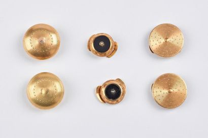 null Trois paires de boutons de col en or jaune (750) :

- deux à décor guilloché.

Poids...