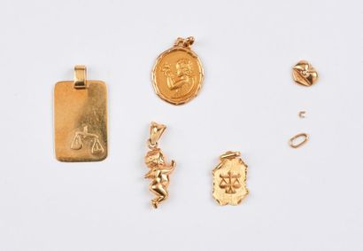 null Lot en or jaune (750) comprenant : 

- Un pendentif "Amour". 

- Une médaille...