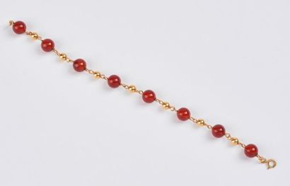 null Bracelet articulé en or jaune (750) formé de perles en verre rouge-orangé et...