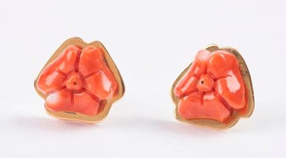null Paire de clous d'oreilles en or jaune (750) ornés de fleurs en corail rose (pré-Protection).

Systèmes...