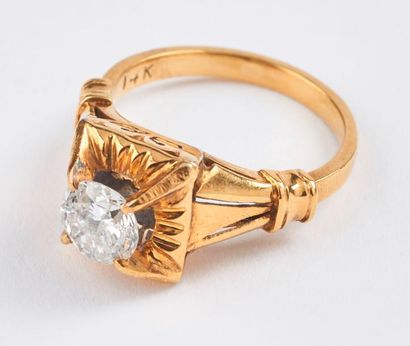 null Bague en or jaune (750) au chaton carré orné d'un diamant de taille brillant...