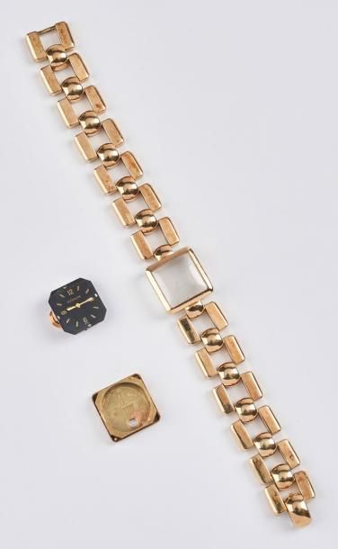 LECOULTRE 

Montre bracelet de dame en or jaune (585). 

Boîtier carré.

Cadran signé...
