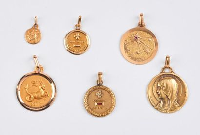 null Lot de six médailles en or jaune (750), certaines de baptême, dont deux ornées...