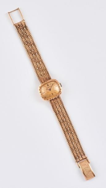 CORTEBERT 

Montre bracelet de dame en or jaune (750). 

Boitier ovale.

Cadran à...