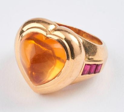 null Importante bague en or jaune (750), ornée d'une citrine de forme coeur en cabochon,...