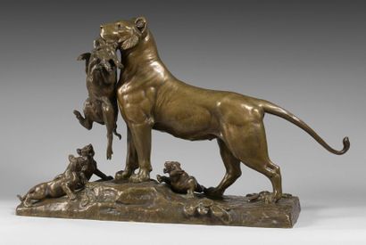 Auguste CAÏN (1821-1894) 
Lionne apportant un sanglier à ses petits.
Épreuve en bronze...