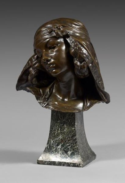 Louis Ernest BARRIAS (1841-1905) 
Jeune fille de Bou Saada.
Epreuve en bronze à patine...
