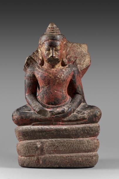 CAMBODGE - BAYON 
Statue de bouddha en grès laqué or et rouge postérieurement, assis...
