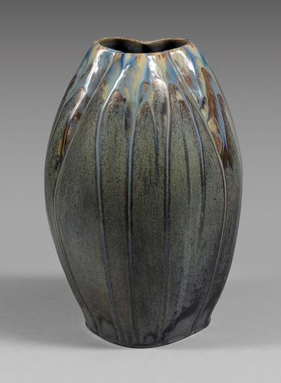 Pierre-Adrien DALPAYRAT (1844-1910) 
Vase ovoïde à panse renflée trilobée et col...