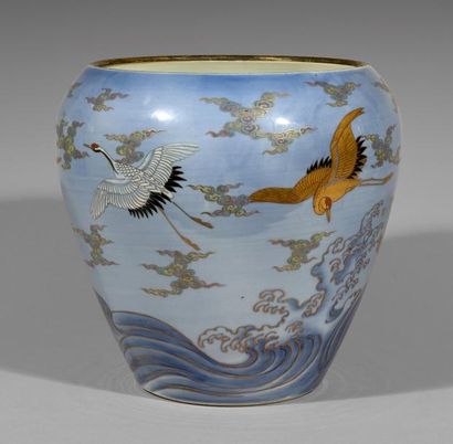 JAPON 
Vase ovoïde à fond plat et à large ouverture en porcelaine à décor en émaux...