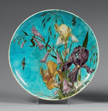 Théodore DECK (1823-1891) 
Iris.
Plat en céramique émaillée polychrome à décor d'iris...