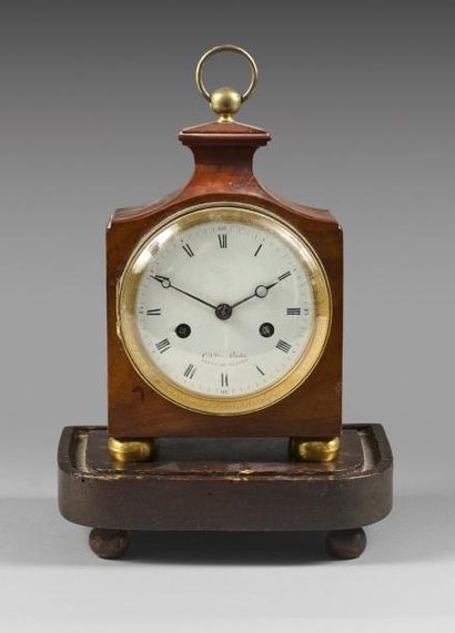 Charles OUDIN (1768-1840) 
Pendulette de voyage en placage d'acajou posant sur quatre...