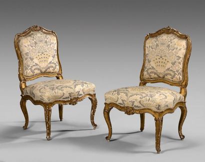 null Paire de chaises à la Reine en hêtre mouluré et doré à décor sculpté de cartouches...