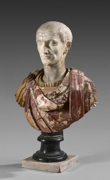 Dans le goût de l'Antiquité romaine 
Buste d'homme drapé en marbres de couleurs et...