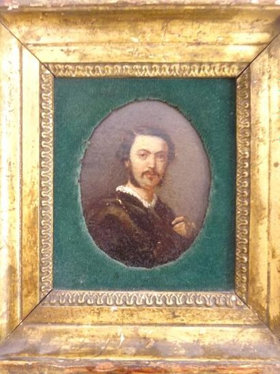 Ecole du XIXème siècle. 

Portrait d'homme aux favoris, en médaillon ovale. 

Huile...