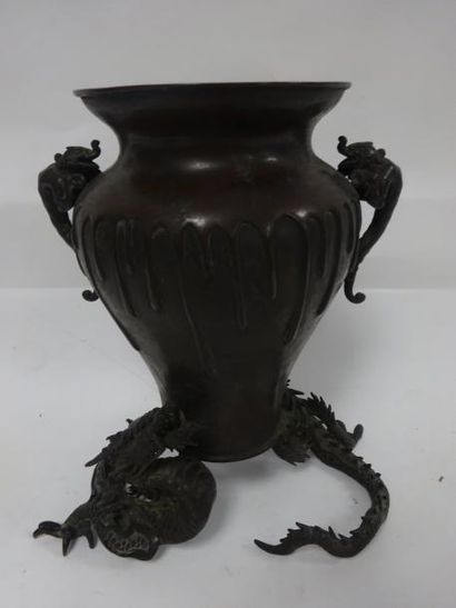 JAPON 

Vase balustre en bronze à patine brune à fond plat et col évasé à deux prises...