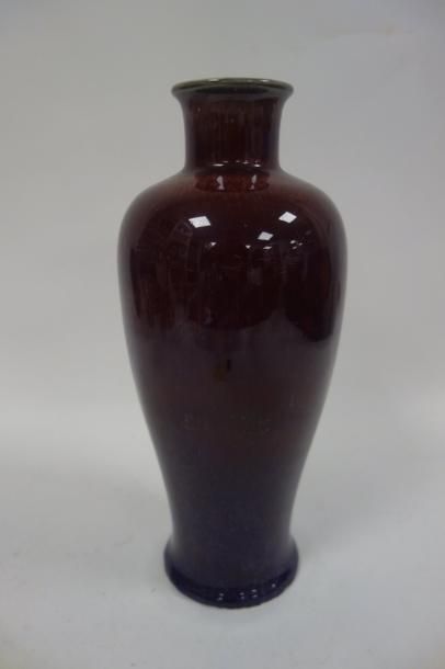 CHINE 

Vase balustre à fond plat et petit cou en porcelaine.

Couverte aubergine...