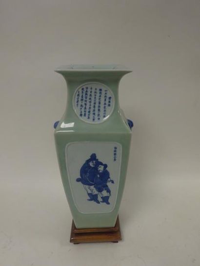CHINE. 

Vase en porcelaine blanche et céladon à décor en camaïeu bleu de poèmes...