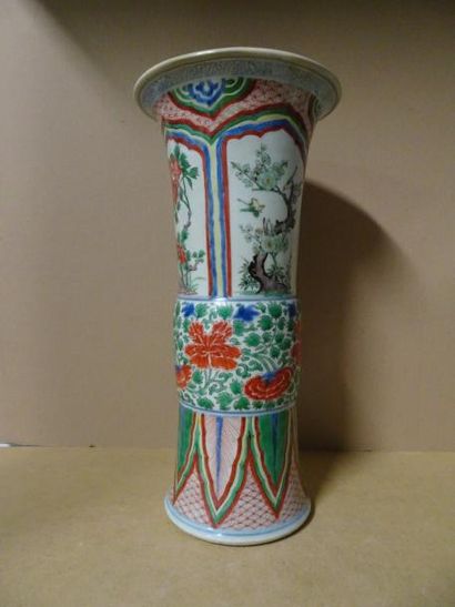 CHINE 
Vase rouleau à col évasé en porcelaine à décor de chrysanthèmes rouges et...