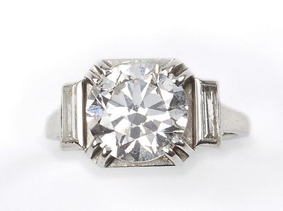 null Bague en platine (850) ornée d'un diamant de taille moderne épaulé de deux diamants...