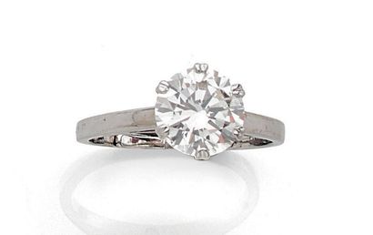 null Bague solitaire en or gris (750) ornée d'un diamant de taille brillant en serti...