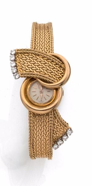 UNIVERSAL GENEVE Montre bracelet de dame en or jaune (750) à maille chevrons tressée,...