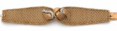 null Bracelet en or jaune (750) et platine (850) formé de deux larges rubans de maille...