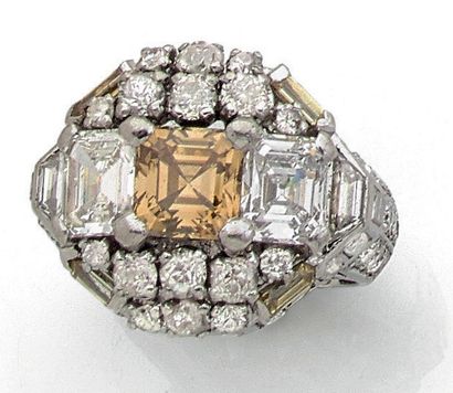 null Élégante bague chevalière en platine 850 millièmes centrée d'un diamant de couleur...