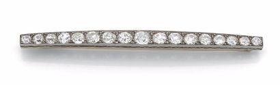 null Broche barrette en or gris (750) et platine (850) ornée d'une ligne de 17 diamants...