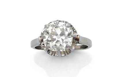 null Bague solitaire en or gris (750) et platine (850) centrée d'un diamant de taille...