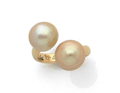 null Bague Toi et Moi en or jaune (750) ornée de deux perles bouton blanche et mordorée.
Anneau...