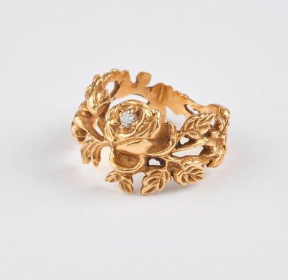 null Bague en or jaune (750) à motif d'une couronne de fleurs au naturel, la rose...