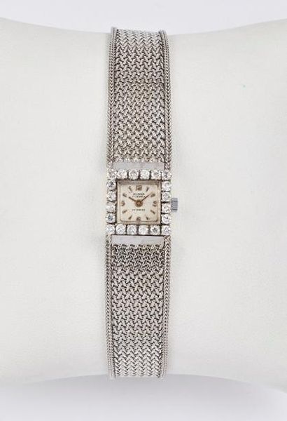 ELOGA 

Bracelet montre de dame en or gris (750).

Boîtier carré, lunette ornée de...