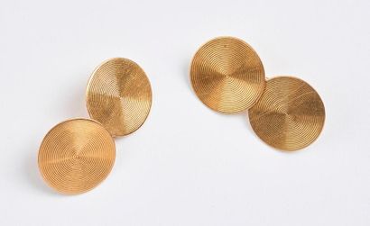 null Paire de boutons de manchette en or jaune (750) formés de deux disques à décor...