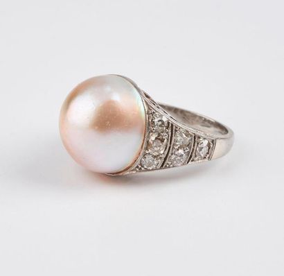 null Bague en platine (850) ornée d'une perle mabé épaulée de lignes de petits diamants...