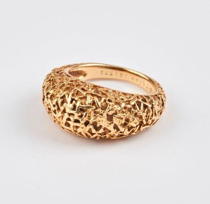 VAN CLEFF & ARPELS 

Bague jonc en or jaune (750) à décor vermiculaire.

Signée et...