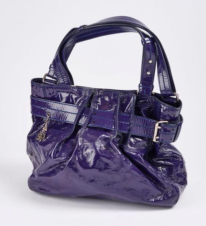 Sonia RYKIEL 

Sac à main en cuir verni bleu violet.

Taille : 32 cm.

Avec dustbag....