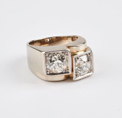 null Petite bague chevalière en or gris (750) et platine (850) ornée de deux diamants...