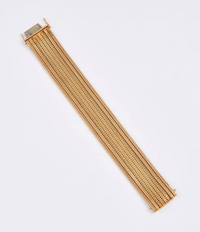 null Large bracelet ruban en mailles tressées en or jaune (750)., aux bords soulignés...