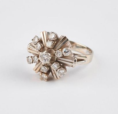 null Bague fleur en or gris (750) ornée de petit diamants de taille brillant moderne...