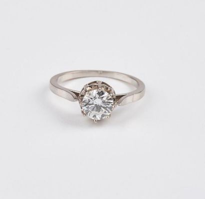 null Bague solitaire en platine (950) ornée d'un diamant de taille brillant moderne...