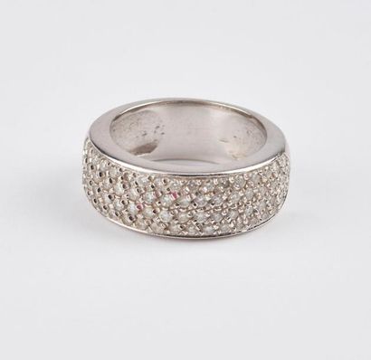 null Bague jonc plat en or gris (750) en partie pavée de petits diamants de taille...