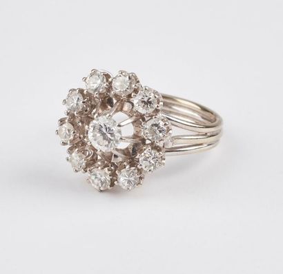null Bague fleur en platine (850) et or gris (750), ornée de diamants de taille moderne...