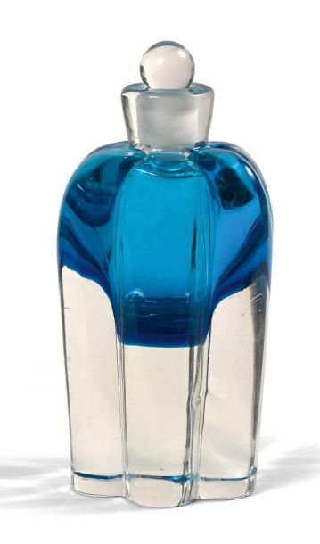 MAURICE MARINOT (1882-1960) Flacon polylobé.
En verre soufflé clair et bleu et son...