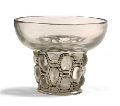 RENE LALIQUE (1860-1945) Beautreillis.
Vase en verre pressé moulé patiné opalescent...