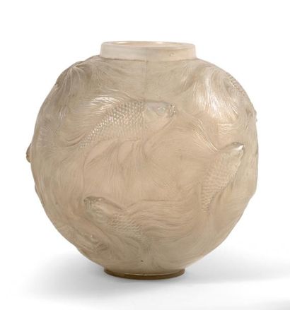 RENE LALIQUE (1860-1945) Formose.
Vase sphérique en verre opalescent moulé pressé...